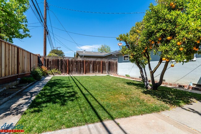 Building Photo - Lovely Home | Nice Backyard | Attached Garage