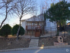 Building Photo - 1st Month Free! BEAUTIFUL 4 bed/3 bath hom...