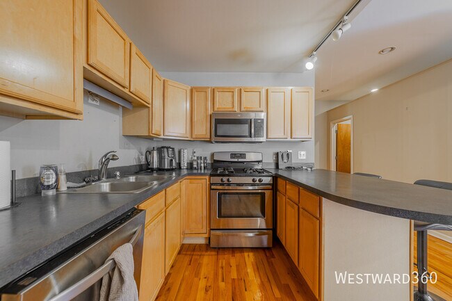 Building Photo - 1114 W Hubbard St