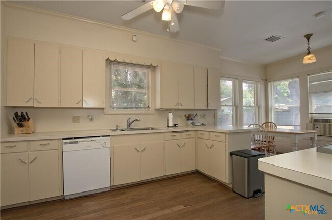 Building Photo - 320 E Faust St