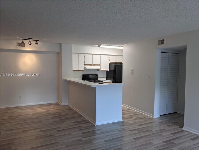 Building Photo - 560 S Park Rd