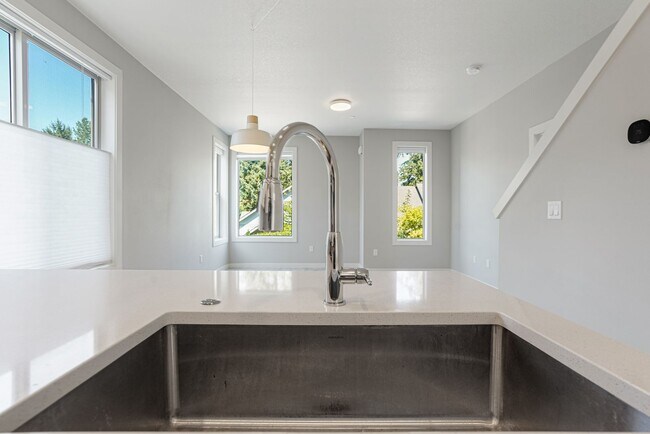 Building Photo - 4 bed, 4 bath Multi-Level Home in Pringle ...