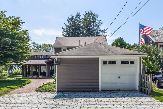 Building Photo - 116 Overshore Dr E