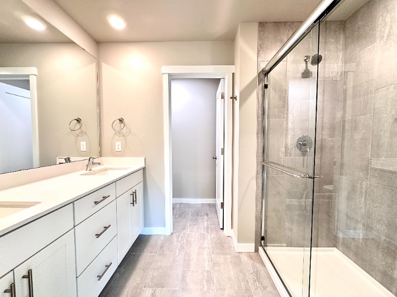 Building Photo - 15423 Admiralty Way