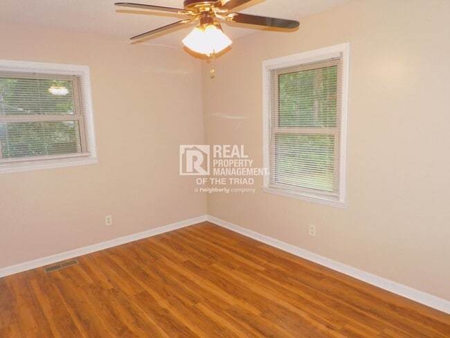 Building Photo - Charming 3 Bedroom/1.5 Bath in Browns Summ...