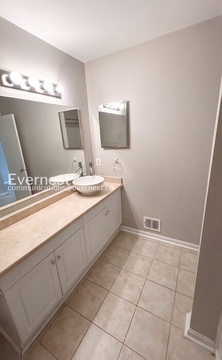 Building Photo - 3 Bed/3.5 Bath Townhome with Fenced Yard / Available Now!