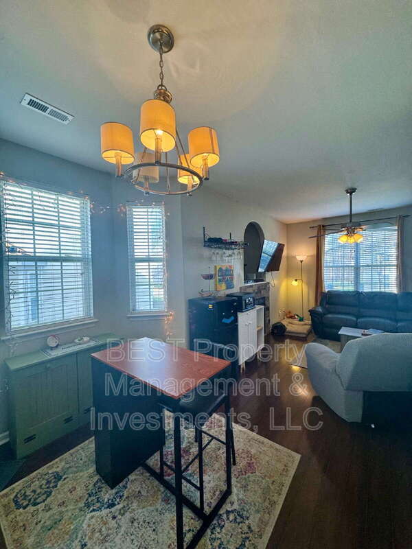 Building Photo - 8130 Kings Creek Dr