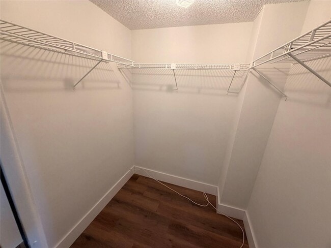 Building Photo - 605 Oaks Dr