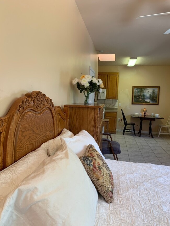 Building Photo - Studio