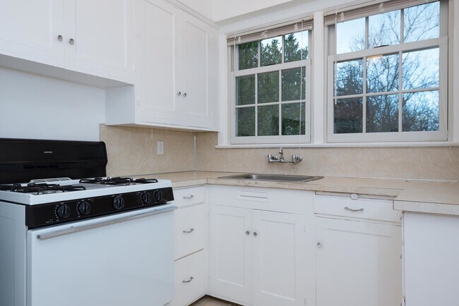 Building Photo - Be a Star in our Vintage 1 Bedroom Hollywood Apartment