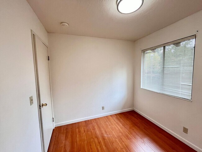 Building Photo - Adorable 3 bed / 1.5 bath Condo