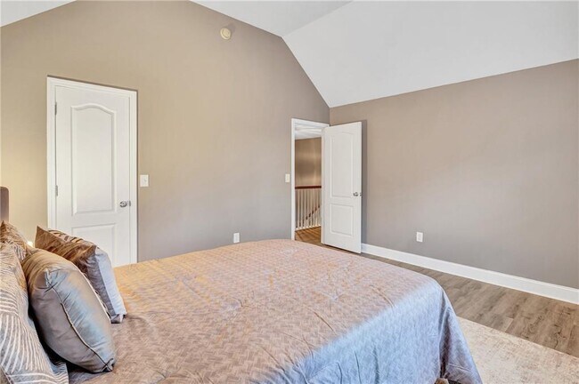 Building Photo - 1141 Carillon Dr SE