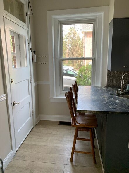 Building Photo - 517 Seneca St