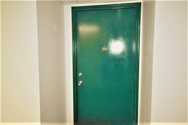 Building Photo - 2824 S Bartell Dr