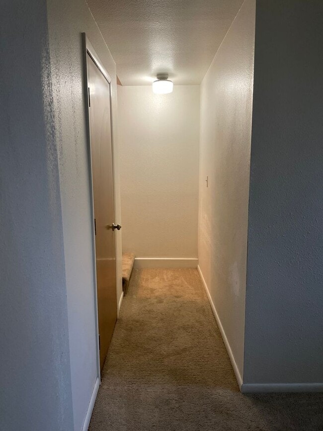 Building Photo - 2 Bed/1.5 Bath Condo Close to UIHC!