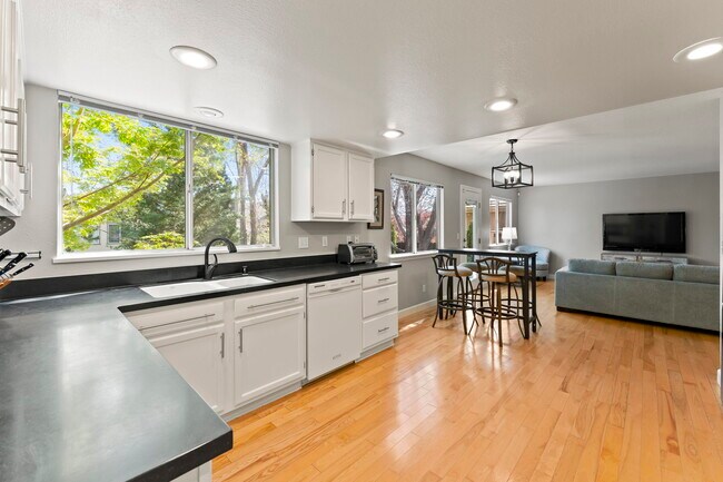 Building Photo - 6168 Greenbrook Dr