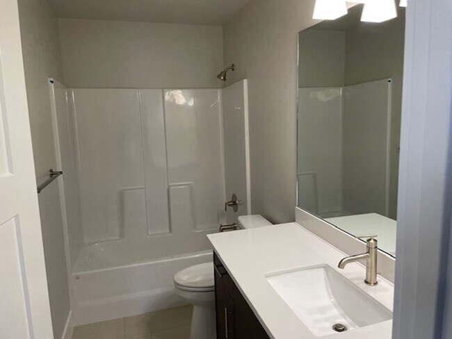 Building Photo - 4 bedroom/2.5 bathroom House in West Point