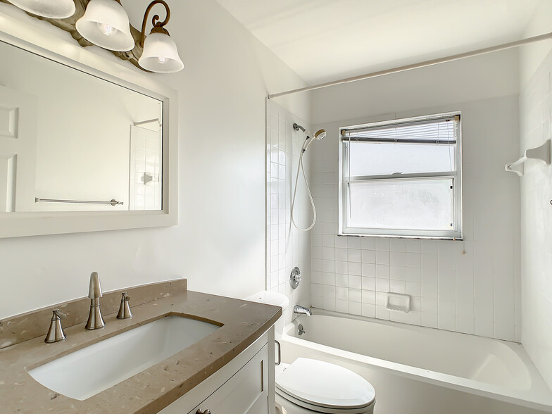 Guest Bathroom - 2040 King Tarpon Dr