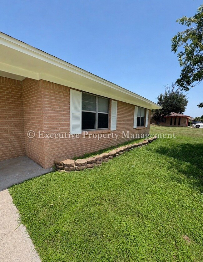 Building Photo - 616 Cedar Dr