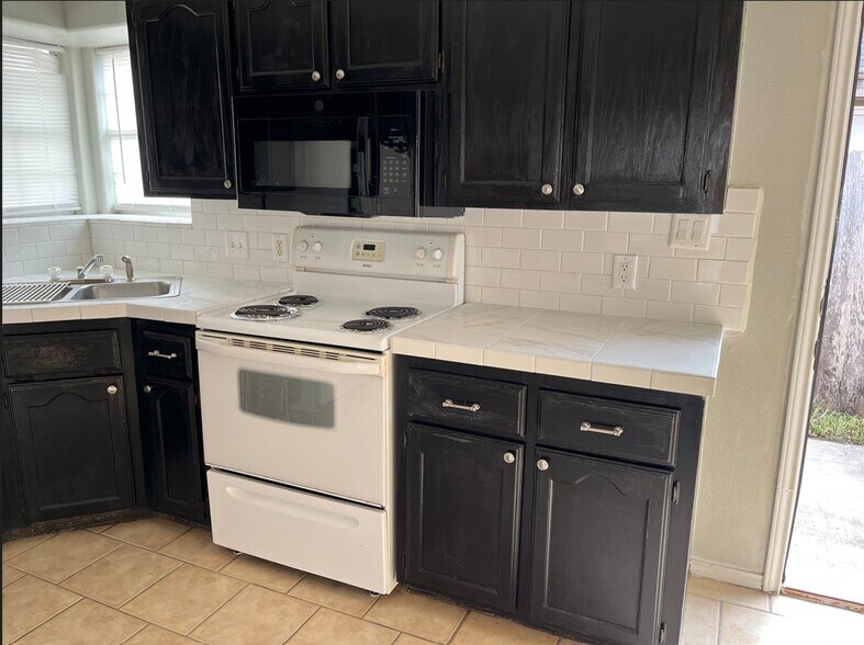 Building Photo - 1804 Agua Fina Ave