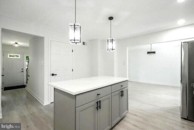 Building Photo - 6304 Juanita Ct