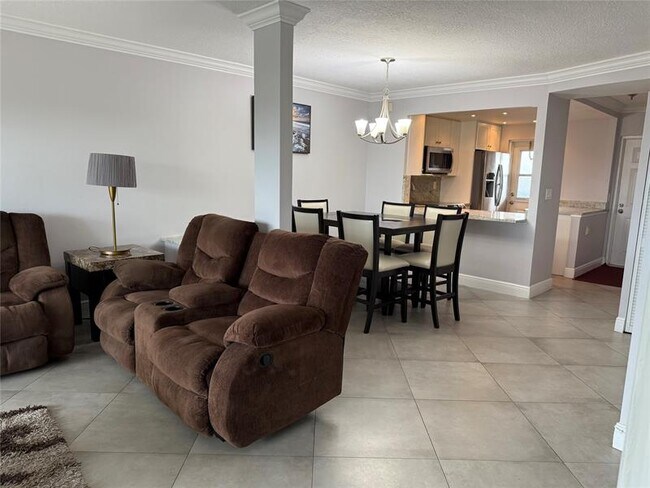 Building Photo - 1319 E Hillsboro Blvd