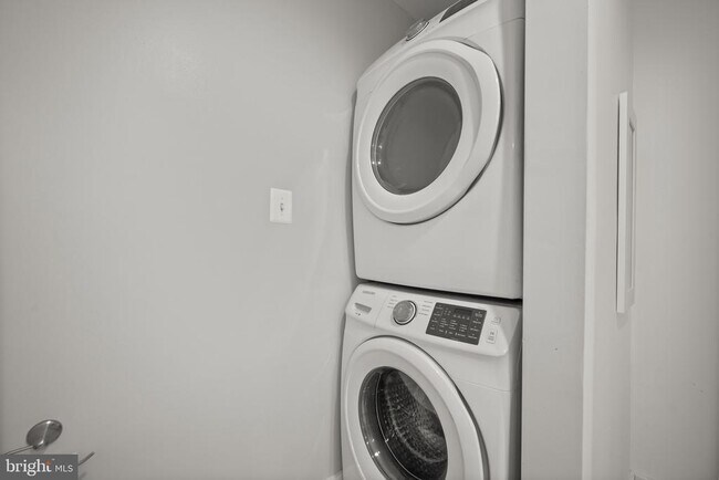 Building Photo - 11003 Bowerman Rd