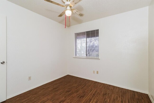 Building Photo - 323 W William Cannon Dr