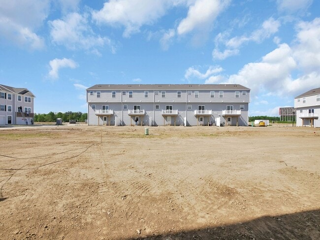 Building Photo - Modern 3 Bed, 2.5 Bath Condo – Spacious, S...
