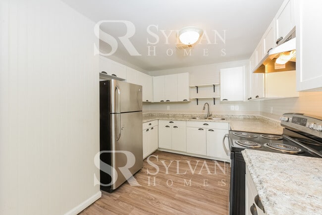 Building Photo - Prepare to fall in love with this 3 bedroom, 2 bathroom home