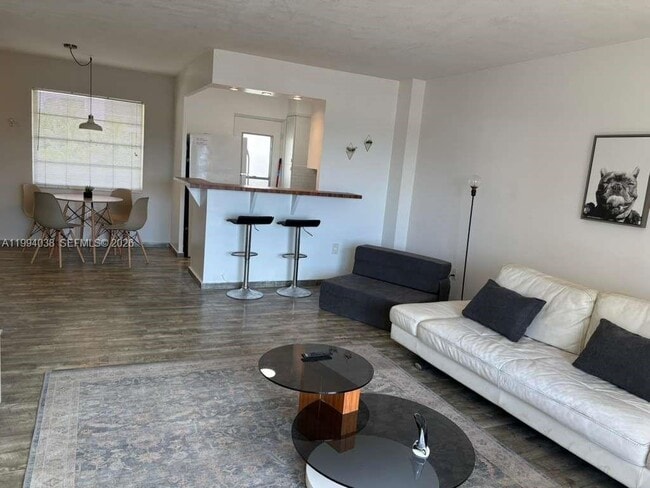 Building Photo - 220 Kings Point Dr