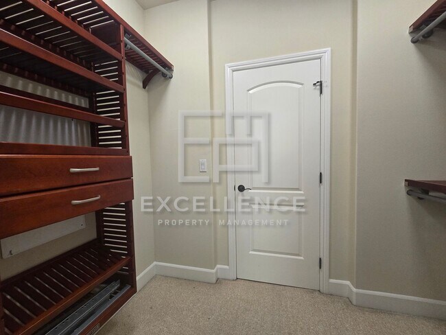 Building Photo - 3/3.5 Townhouse with 2 Car Garage, 2 Maste...