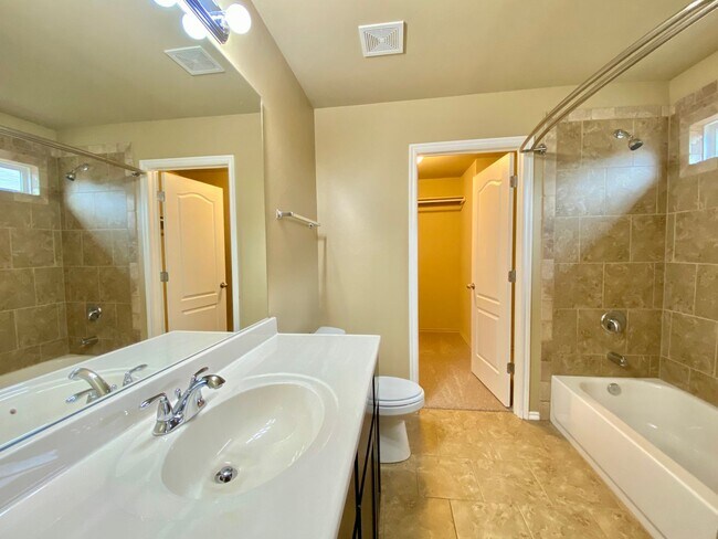 Building Photo - Great 3 Bedroom 2 Bath Home in Piedmont