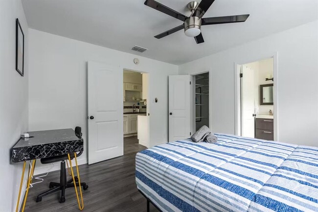 Building Photo - 9715 Dallum Dr