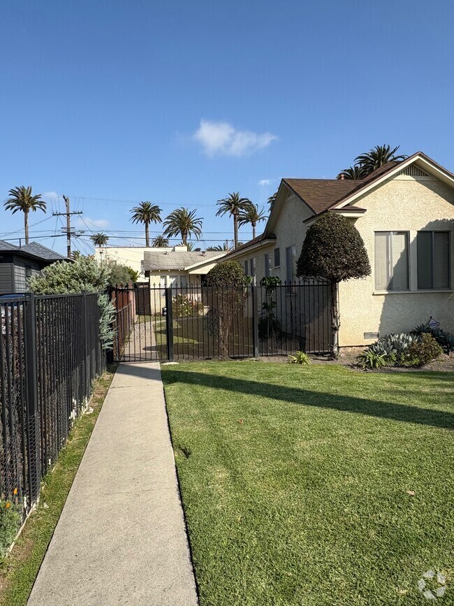 Charming duplex in quiet neighborhood available for immediate occupancy - 2658 S Rimpau Blvd