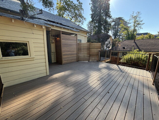 Building Photo - Recently remodeled vintage home in the hea...