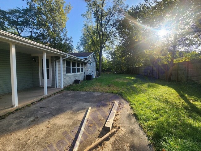 Building Photo - 4 Bedroom 2 bath House Available August 1st!