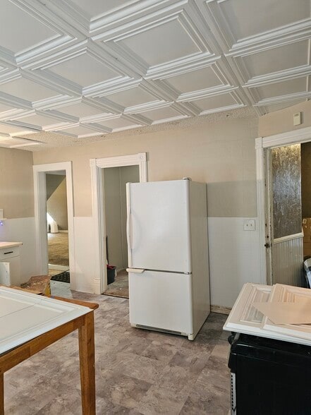 Kitchen - 105 Laverack Ave