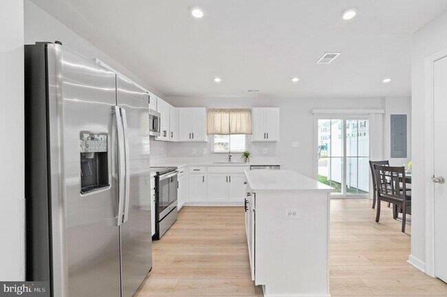 Building Photo - 7233 Statesman Blvd