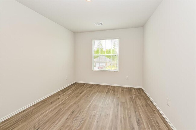 Building Photo - 2130 Middle Rdg Dr