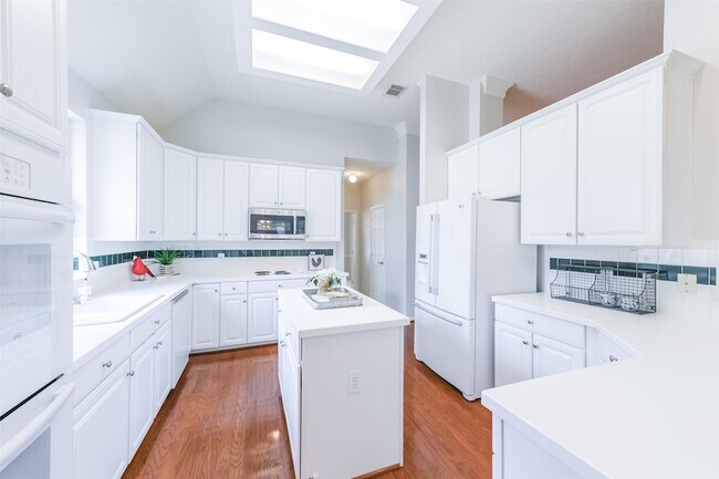 Building Photo - 14610 Farrawood Dr