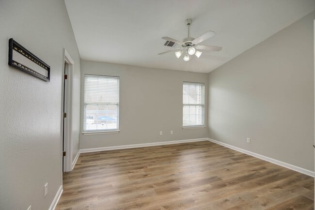 Building Photo - Lee Crossing Neighborhood, Easy access to ...