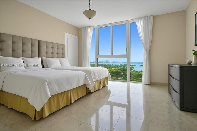 Building Photo - 4775 Collins Ave