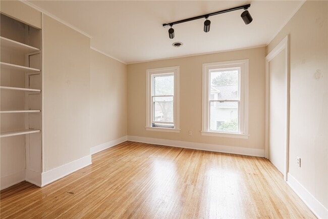 Building Photo - 18 Vick Park B