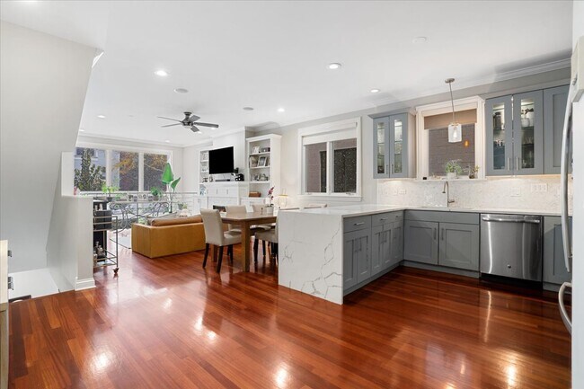 Building Photo - 1018 N Hermitage Ave