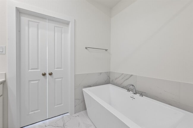 Building Photo - 16739 Lake Austin St