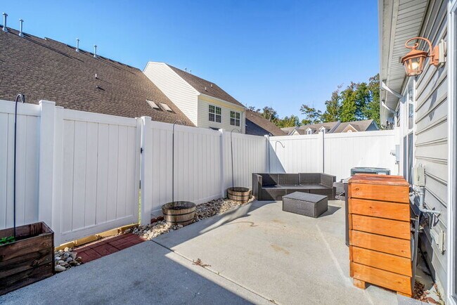 Building Photo - 985 Lambourne Ln