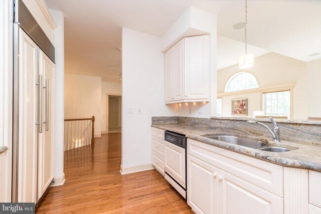 Building Photo - 5812 Hickory Hollow Ln