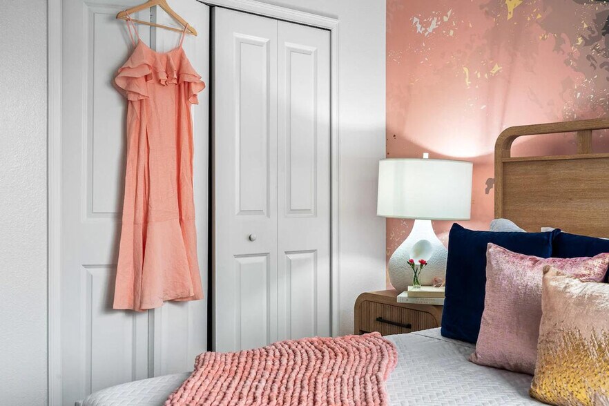 Building Photo - 4710 Sleepy Hollow Dr