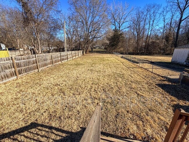 Building Photo - 2419 S Vermont Ave